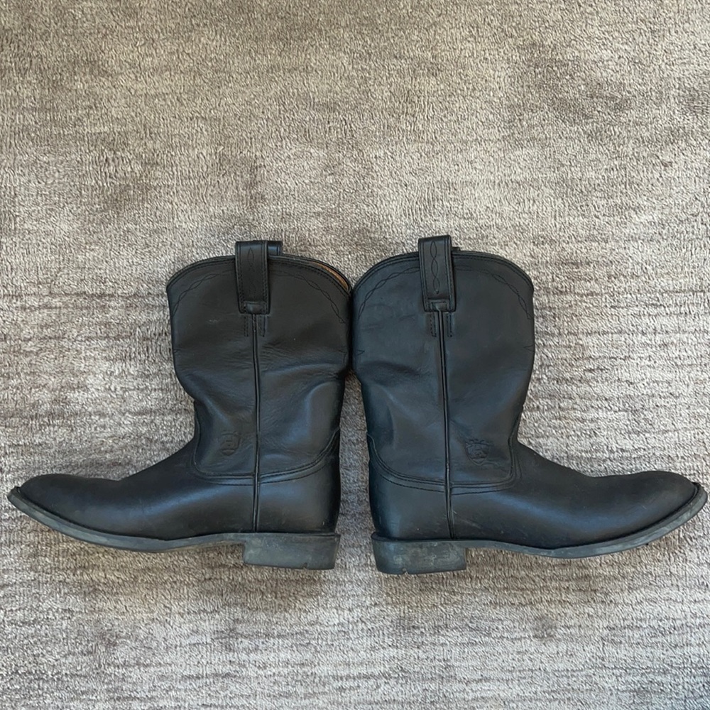 Ariat black leather boots. In good condition. Size US 7 1/2 B